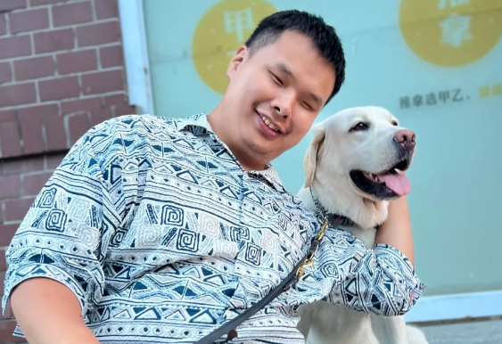 画面超暖！赤峰第一只导盲犬出镜