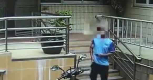 外卖员2棍打死流浪猫,居民气愤报警,男子:跟老婆吵架了想发泄 外卖员2棍打死流浪猫,居民气愤报警,男子:跟老婆吵架了想发泄