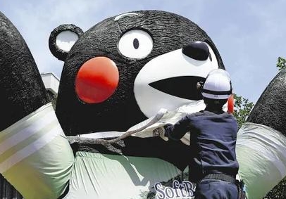 熊本熊摘下口罩展露素颜 熊本熊摘下口罩展露素颜