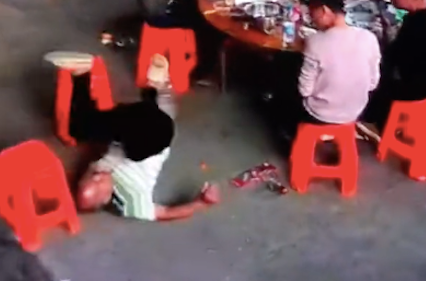 狗狗的头卡在板凳里,直接顺走了,大叔没察觉一屁股坐在了地上! 狗狗的头卡在板凳里,直接顺走了,大叔没察觉一屁股坐在了地上!