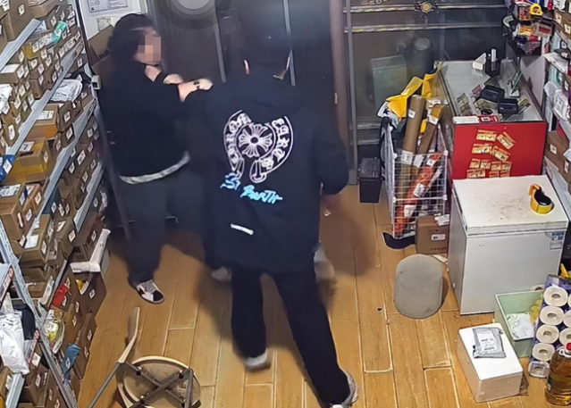 狗狗在驿站撒尿谁担责?争执中店家被狗主人打倒在地 狗狗在驿站撒尿谁担责?争执中店家被狗主人打倒在地
