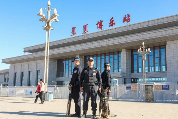 又飒又勇!野外拉练促实战 警犬特警练兵忙 又飒又勇!野外拉练促实战 警犬特警练兵忙