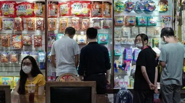 萌宠经济:年轻人花钱求“治愈”? 萌宠经济:年轻人花钱求“治愈”?