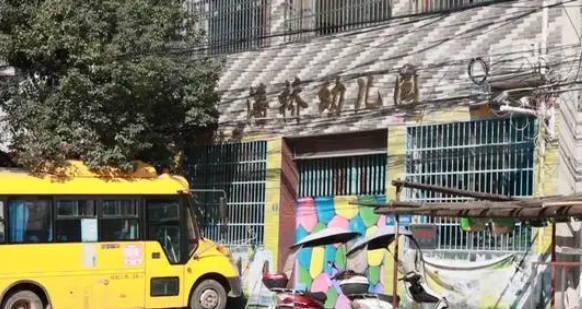 餐馆当街杀活狗！叫声惨烈！过路居民直呼受不了……