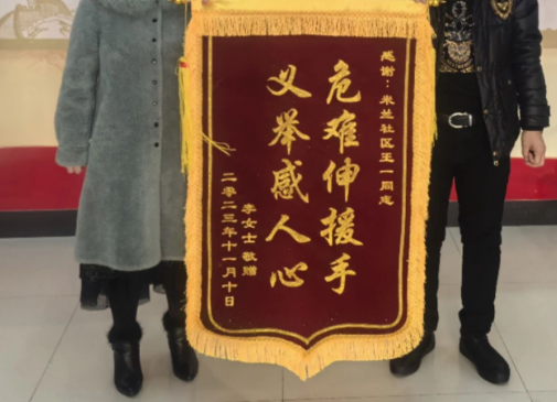 突发！大庆一女子小区门口被大狗扑倒……
