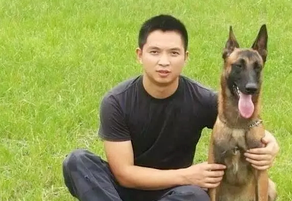 “请叫它警犬,别叫它狗。” “请叫它警犬,别叫它狗。”