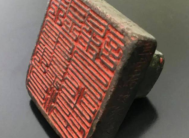 黑龙江一女生在废品站玩,看到狗嘴里叼着1个奇怪的黑疙瘩 黑龙江一女生在废品站玩,看到狗嘴里叼着1个奇怪的黑疙瘩