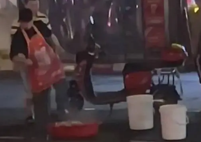 武汉一餐饮店店员被指当街烫狗，评论区涌入上百条差评