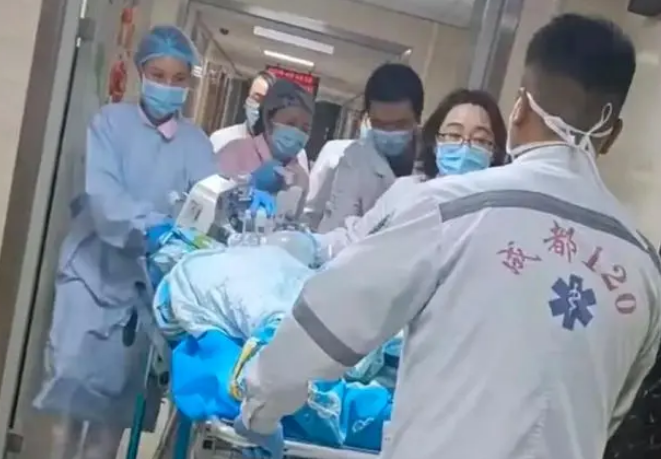 成都被狗咬伤女童右肾已保住