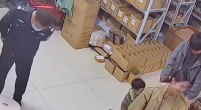 江苏民警走访登记材料，被狗狗抱住吓了一跳：看来狗狗也想入编制