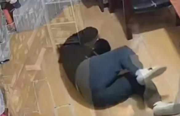 武汉爱狗人士打人:它是我家人,你就是畜生不如! 武汉爱狗人士打人:它是我家人,你就是畜生不如!