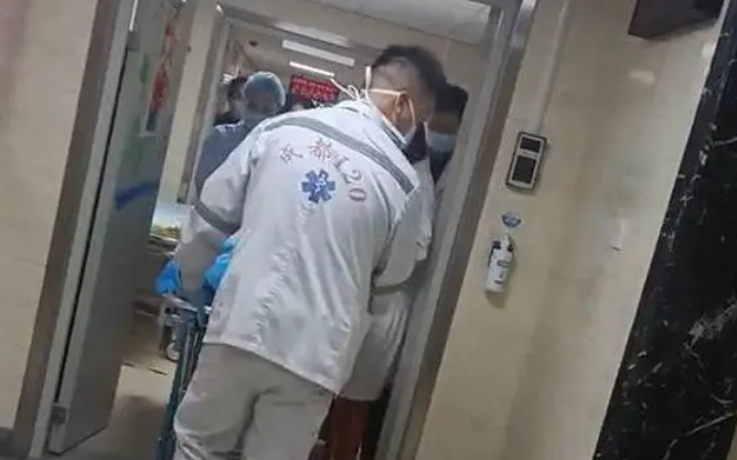 成都被狗咬女童右肾已保住，目前病情平稳