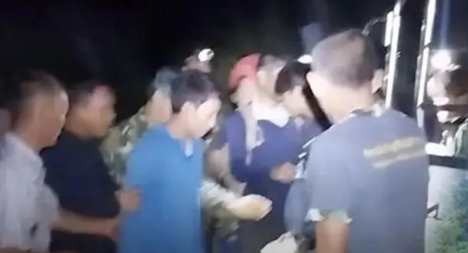 三名少年在森林深处迷路被困三天,绝望中他们跟着一只狗子走,竟然成功脱险…… 三名少年在森林深处迷路被困三天,绝望中他们跟着一只狗子走,竟然成功脱险……
