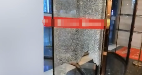 宠物狗未拴绳被卡酒店旋转门,消防员为救狗砸门,旋转门价值千元 宠物狗未拴绳被卡酒店旋转门,消防员为救狗砸门,旋转门价值千元
