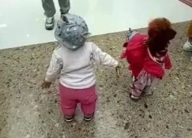 主人在商场躲起来，泰迪找不到，心慌慌的都要哭了！