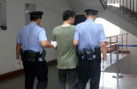 不公?邯郸男子因捡条狗疑被送看守所,其父:说是盗窃被拘13天 不公?邯郸男子因捡条狗疑被送看守所,其父:说是盗窃被拘13天
