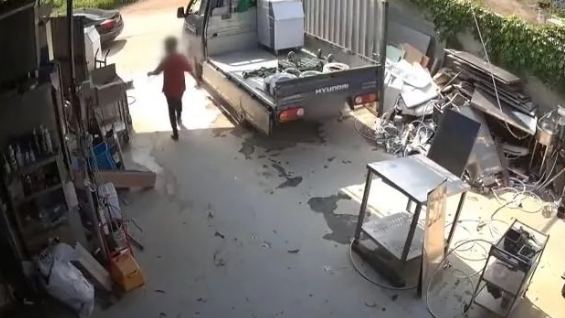 高能慎入!女子遭遇大型犬攻击,搏斗3分钟后被咬死,恐怖现场曝光! 高能慎入!女子遭遇大型犬攻击,搏斗3分钟后被咬死,恐怖现场曝光!