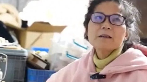 大学老师卖房救助流浪狗20年:值得 愿与狗一起变老 大学老师卖房救助流浪狗20年:值得 愿与狗一起变老