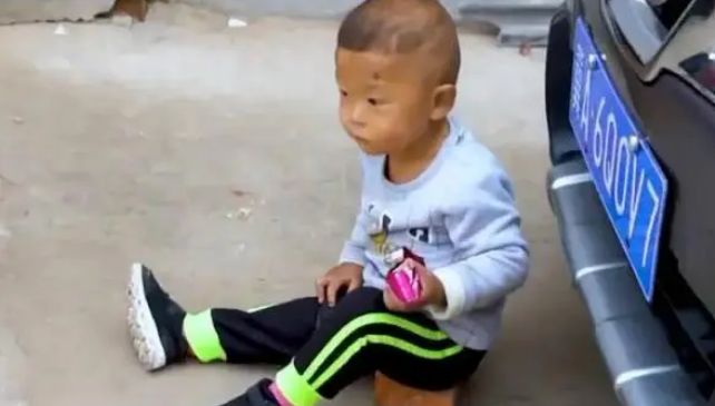 狗狗被车主踢了几脚以后,依然跳到车前不让他开走,原因让人感动 狗狗被车主踢了几脚以后,依然跳到车前不让他开走,原因让人感动