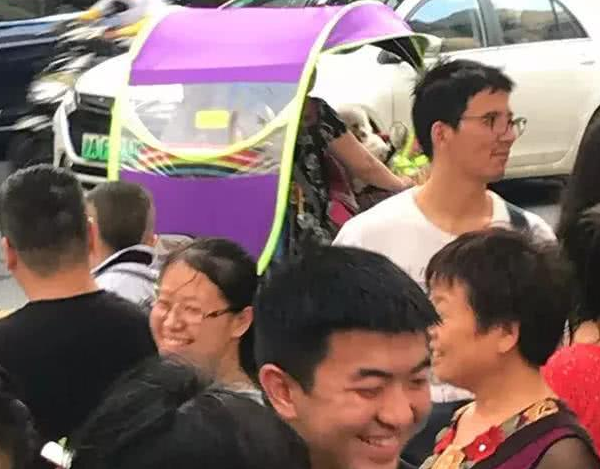 奶奶骑着电瓶车带6只泰迪遛弯,狗狗笑得很甜,网友:温馨一家人 奶奶骑着电瓶车带6只泰迪遛弯,狗狗笑得很甜,网友:温馨一家人