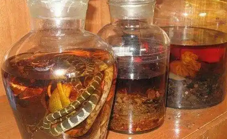 蛇油泡酒有什么功效和作用 蛇油泡酒有什么功效和作用
