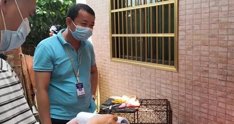 海口一民宅内传出狗的惨叫声……执法人员查处现场老板正忙杀狗 海口一民宅内传出狗的惨叫声……执法人员查处现场老板正忙杀狗