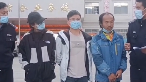 西藏吉隆:骑行博主捡流浪狗涨粉几十万,“原主人”报警对质索狗 西藏吉隆:骑行博主捡流浪狗涨粉几十万,“原主人”报警对质索狗