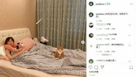养宠物好处多多，奶爸让柴犬叫娃起床，进屋一看，场面温馨又美好