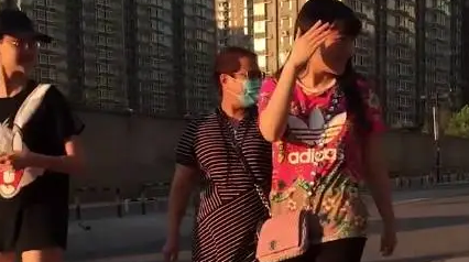 金毛心疼主人太累,主动帮忙拎菜,不愧为汪界大暖男 金毛心疼主人太累,主动帮忙拎菜,不愧为汪界大暖男