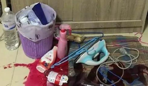 猫咪打碎电视机,主人气的想扔猫,猫咪却满脸无辜的看主人 猫咪打碎电视机,主人气的想扔猫,猫咪却满脸无辜的看主人
