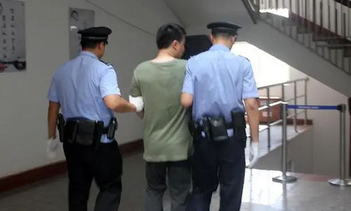邯郸男子捡条狗疑被送看守所,其父:说是盗窃被拘13天 邯郸男子捡条狗疑被送看守所,其父:说是盗窃被拘13天