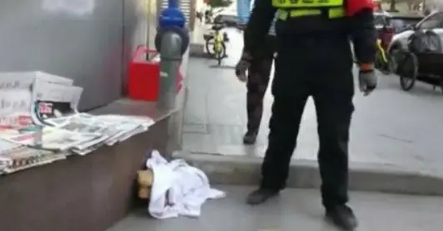 城管靠近一只生病瑟瑟发抖的流浪狗,下一秒路人忍不住给城管点赞 城管靠近一只生病瑟瑟发抖的流浪狗,下一秒路人忍不住给城管点赞