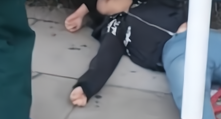 辽宁一男子突然晕倒宠物狗守护身边,看到有人来帮忙还上前感谢! 辽宁一男子突然晕倒宠物狗守护身边,看到有人来帮忙还上前感谢!