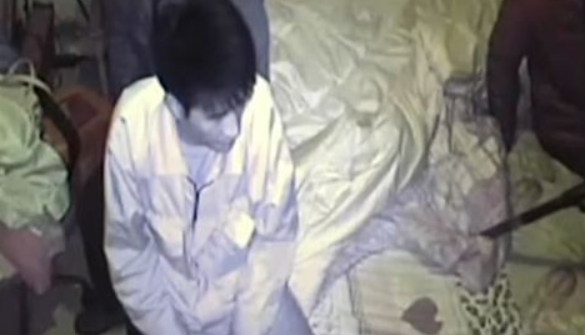 泰迪被邻居孩子砸死 无锡男子竟持“冲锋枪”逼写欠条
