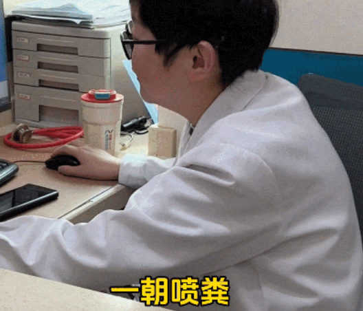 狗狗窜稀喷了医生一身粑粑?医生:好宝宝,还知道躲开主人喷! 狗狗窜稀喷了医生一身粑粑?医生:好宝宝,还知道躲开主人喷!