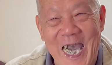 广东一爷爷饭桌上表面赶猫,暗地小动作却让网友破防:童心未泯! 广东一爷爷饭桌上表面赶猫,暗地小动作却让网友破防:童心未泯!