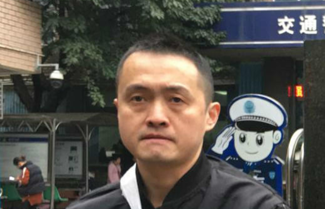 成都一男子下班骑车途中与狗相撞导致九级伤残,工伤认定受阻 成都一男子下班骑车途中与狗相撞导致九级伤残,工伤认定受阻