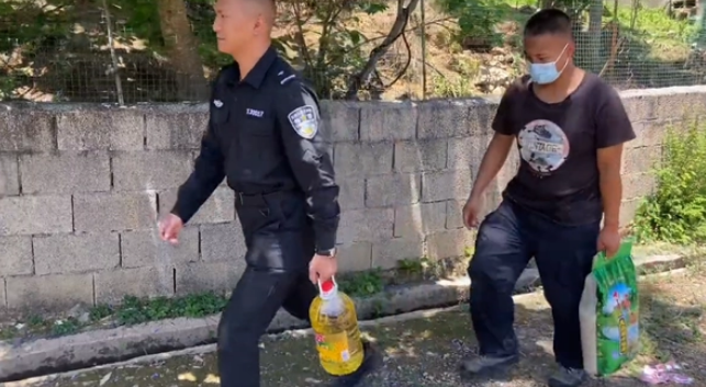 二哈被训练成警犬，为了不上班它离家出走，找到时被村民拴在山里