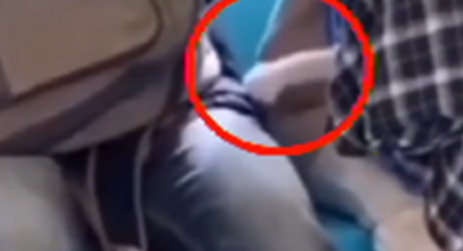 网友等车的时候,看到一只撩小哥哥的猫手:男孩子出门要保护自己 网友等车的时候,看到一只撩小哥哥的猫手:男孩子出门要保护自己