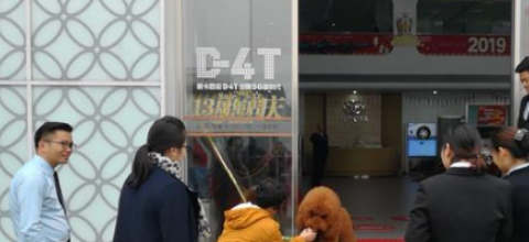 铲屎官带大狗提车，店员小哥趁机撸狗，宠主：这狗比车还要贵