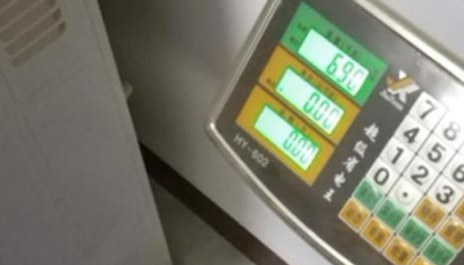 小奶狗早上称重6斤,吃饱饭6.5斤,晚上变6.9斤,还捂肚皮不让看 小奶狗早上称重6斤,吃饱饭6.5斤,晚上变6.9斤,还捂肚皮不让看