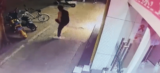 男子4脚踢死店门口玩耍的小猫,赔200块钱就行了? 男子4脚踢死店门口玩耍的小猫,赔200块钱就行了?