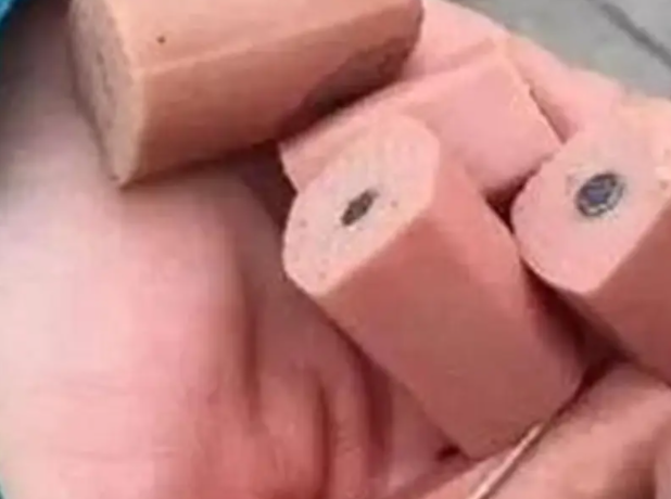 孩子竟给狗狗吃这样的香肠,主人知道后气得要举刀拼命! 孩子竟给狗狗吃这样的香肠,主人知道后气得要举刀拼命!
