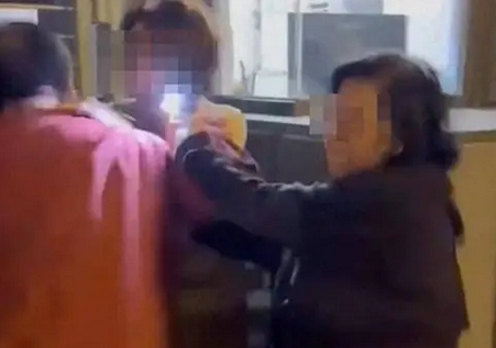 香港九肚山母子放狗与人起争执,四人被捕包括浸大学生会前会长方仲贤 香港九肚山母子放狗与人起争执,四人被捕包括浸大学生会前会长方仲贤