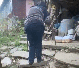 怀孕的4岁母狗,一生都被拴在后院,老奶奶:求求你帮忙照顾狗狗 怀孕的4岁母狗,一生都被拴在后院,老奶奶:求求你帮忙照顾狗狗