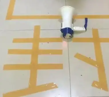 主人担心二哈拆家,于是把它画地为牢被封印 主人担心二哈拆家,于是把它画地为牢被封印