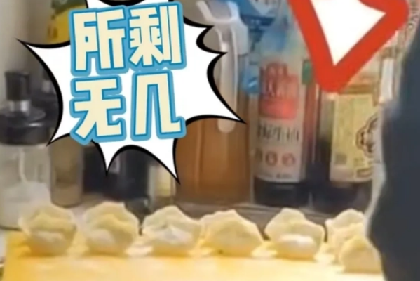 狗狗厨房偷吃40多个生饺子,让主人吃“狗剩”的饭,这狗子成精了 狗狗厨房偷吃40多个生饺子,让主人吃“狗剩”的饭,这狗子成精了