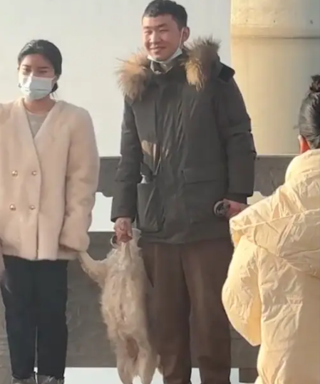 情侣俩在拍合照时,双方拉着狗狗站在正中间!狗:我真的会谢! 情侣俩在拍合照时,双方拉着狗狗站在正中间!狗:我真的会谢!