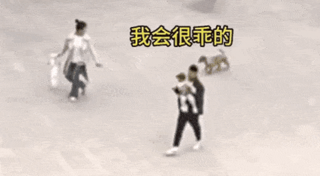 流浪狗努力讨好路人，却屡遭无情驱赶，眼神卑微令人心疼