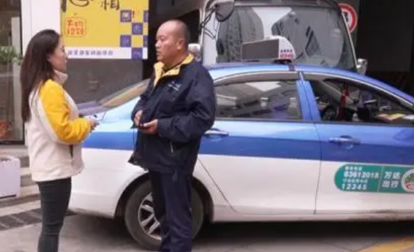 抱着宠物坐出租弄得后座“一团糟”,司机要求乘客清洗 抱着宠物坐出租弄得后座“一团糟”,司机要求乘客清洗